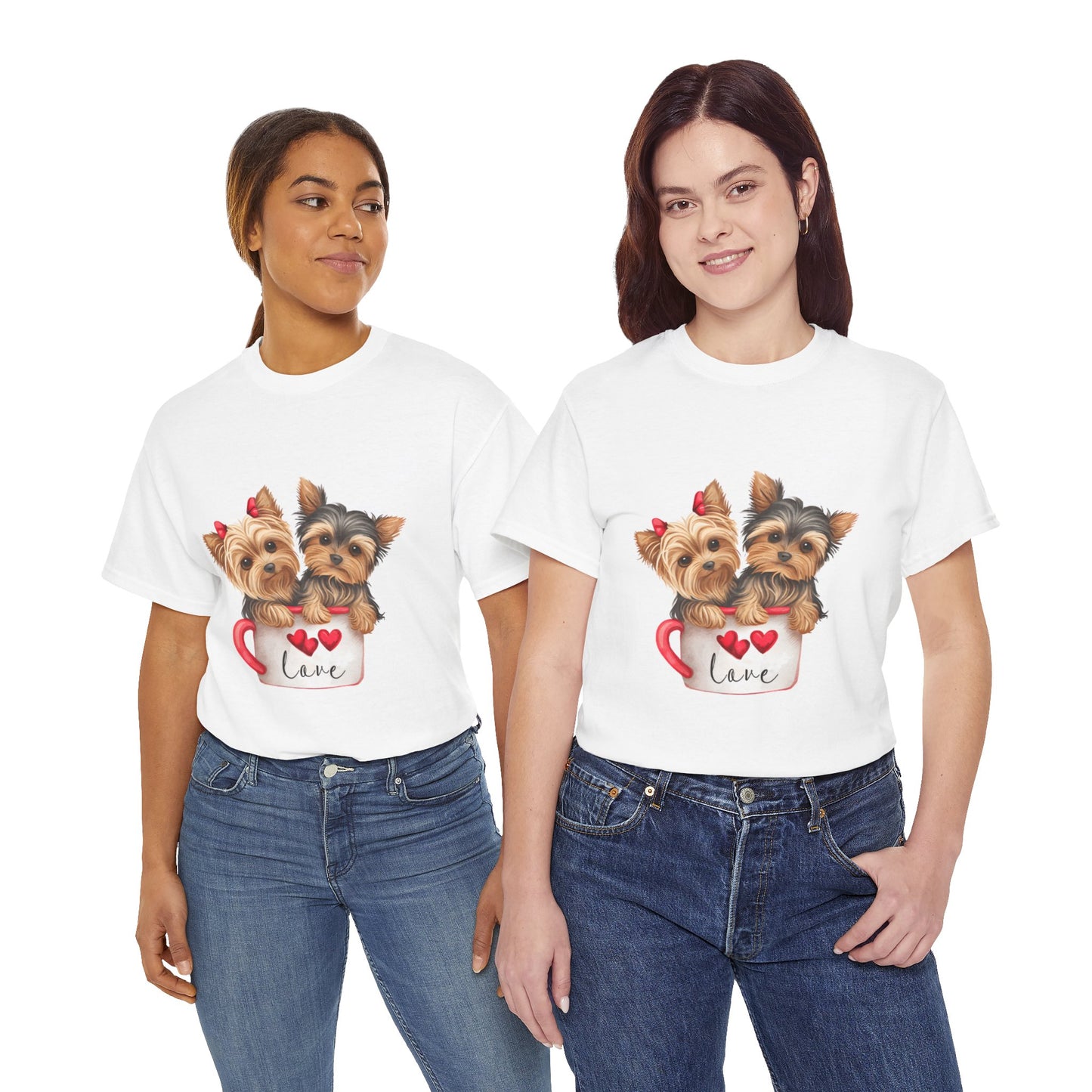 Maglietta Unisex in Cotone Pesante con Cuccioli in Tazza da Caffè – Comodità ed Eleganza per Amanti dei Cani