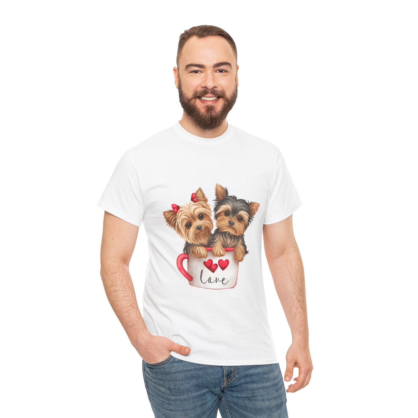 Maglietta Unisex in Cotone Pesante con Cuccioli in Tazza da Caffè – Comodità ed Eleganza per Amanti dei Cani
