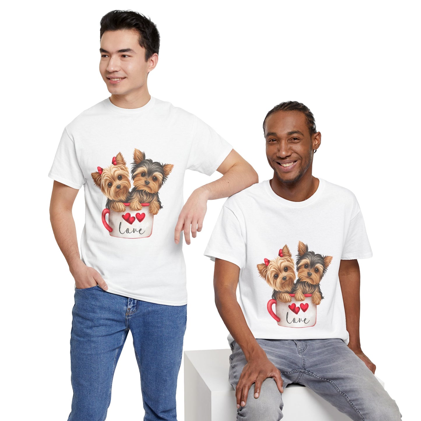 Maglietta Unisex in Cotone Pesante con Cuccioli in Tazza da Caffè – Comodità ed Eleganza per Amanti dei Cani