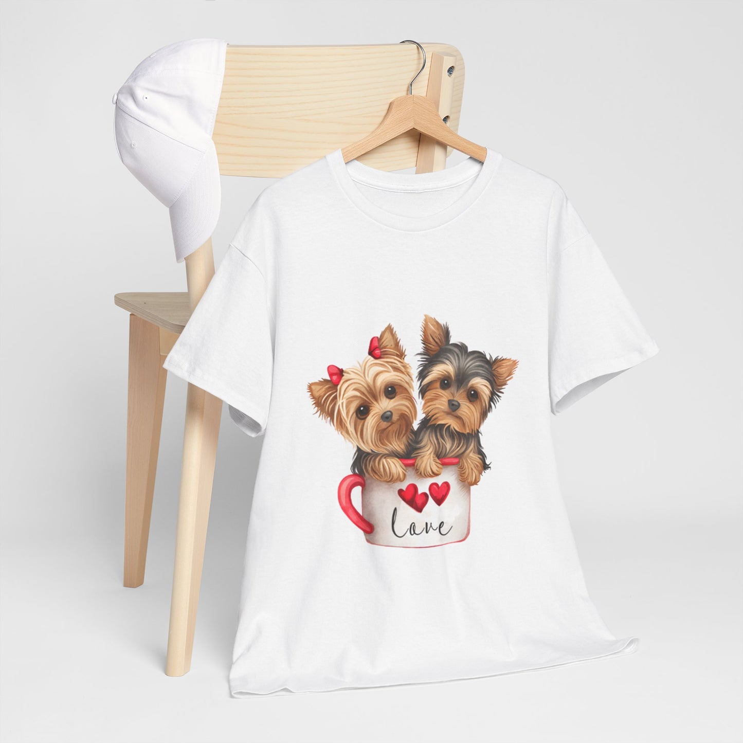 Maglietta Unisex in Cotone Pesante con Cuccioli in Tazza da Caffè – Comodità ed Eleganza per Amanti dei Cani