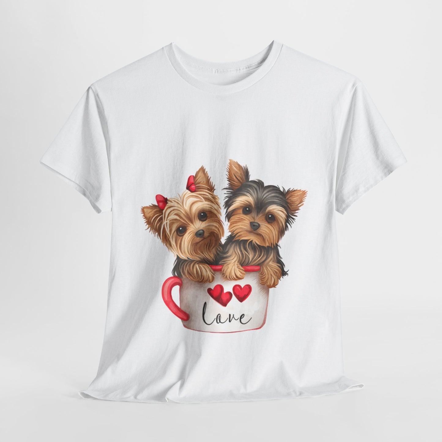 Maglietta Unisex in Cotone Pesante con Cuccioli in Tazza da Caffè – Comodità ed Eleganza per Amanti dei Cani