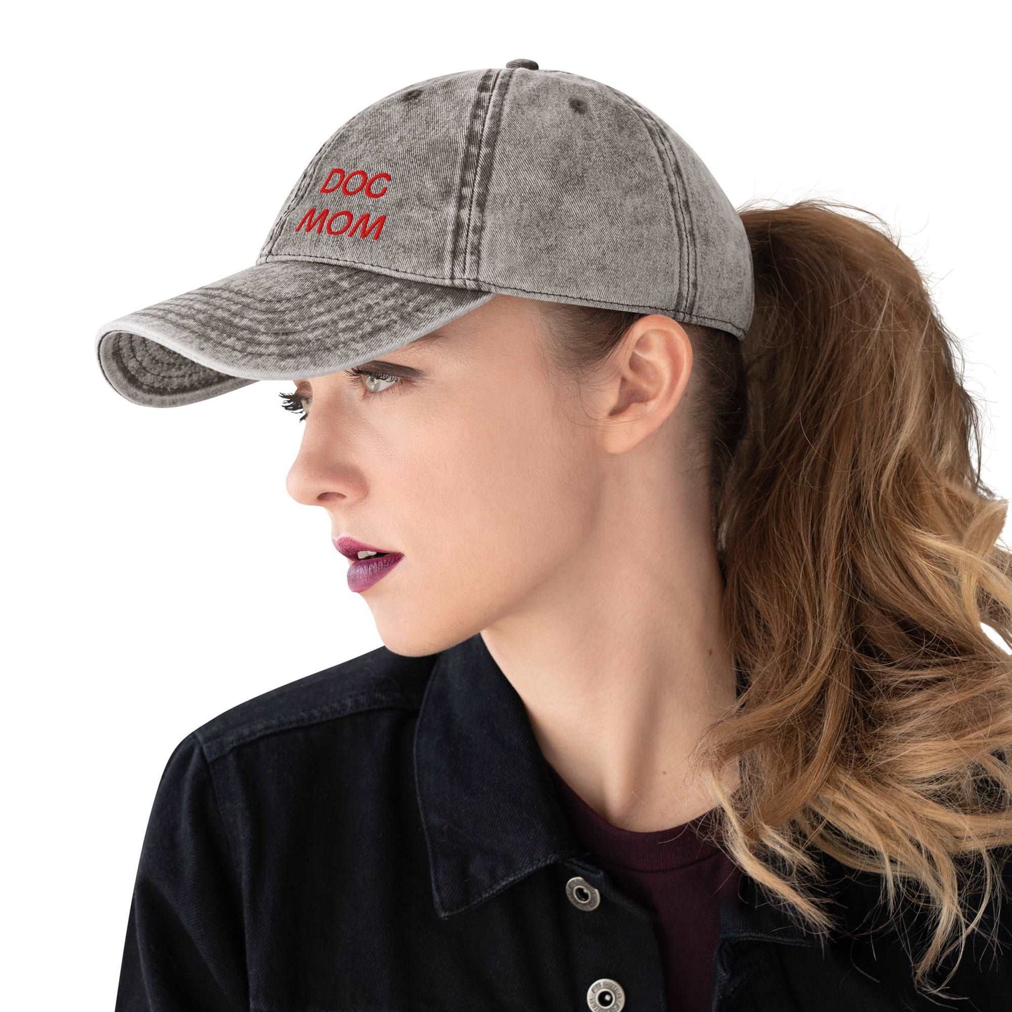 Cappellino vintage in cotone twill con design ricamato di un cagnolino e la scritta "Dog Mom". Perfetto per esprimere il tuo amore per il tuo cane con stile e comfort, grazie alla chiusura regolabile e al materiale morbido e resistente.