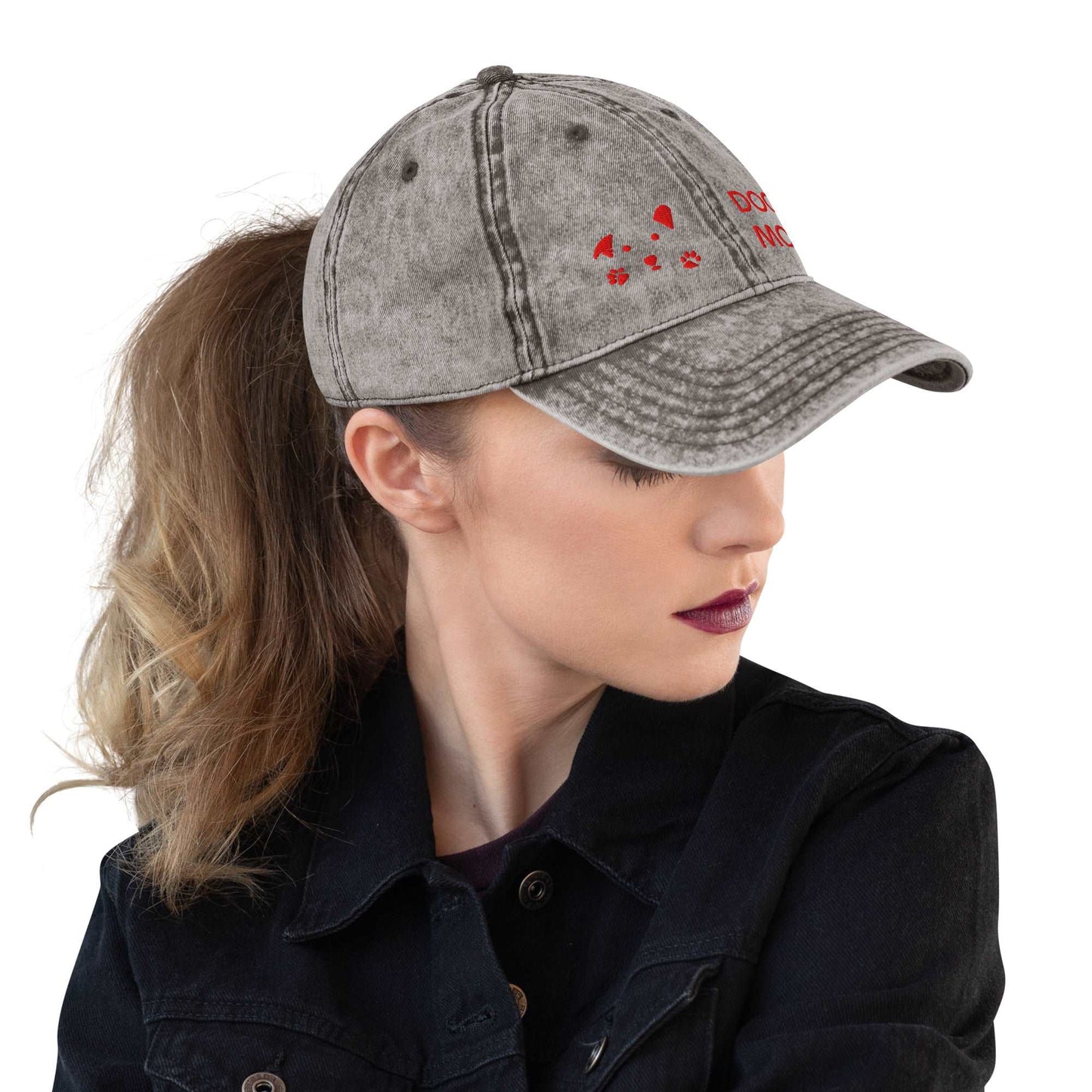 Cappellino vintage in cotone twill con design ricamato di un cagnolino e la scritta "Dog Mom". Perfetto per esprimere il tuo amore per il tuo cane con stile e comfort, grazie alla chiusura regolabile e al materiale morbido e resistente.