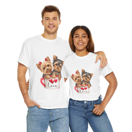 Maglietta Unisex in Cotone Pesante con Cuccioli in Tazza da Caffè – Comodità ed Eleganza per Amanti dei Cani