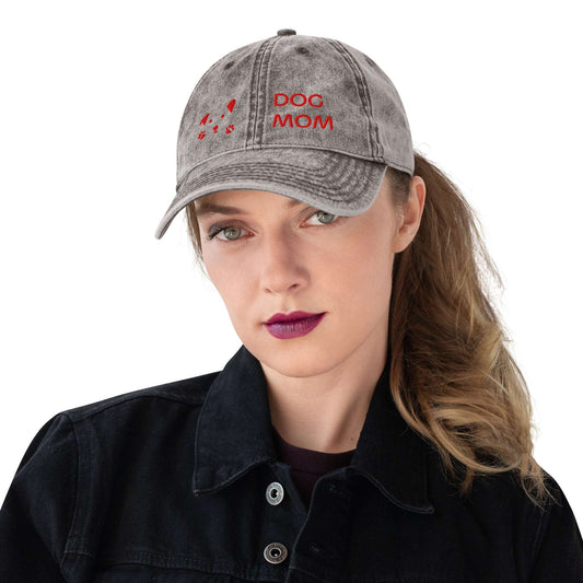 Cappellino vintage in cotone twill con design ricamato di un cagnolino e la scritta "Dog Mom". Perfetto per esprimere il tuo amore per il tuo cane con stile e comfort, grazie alla chiusura regolabile e al materiale morbido e resistente.